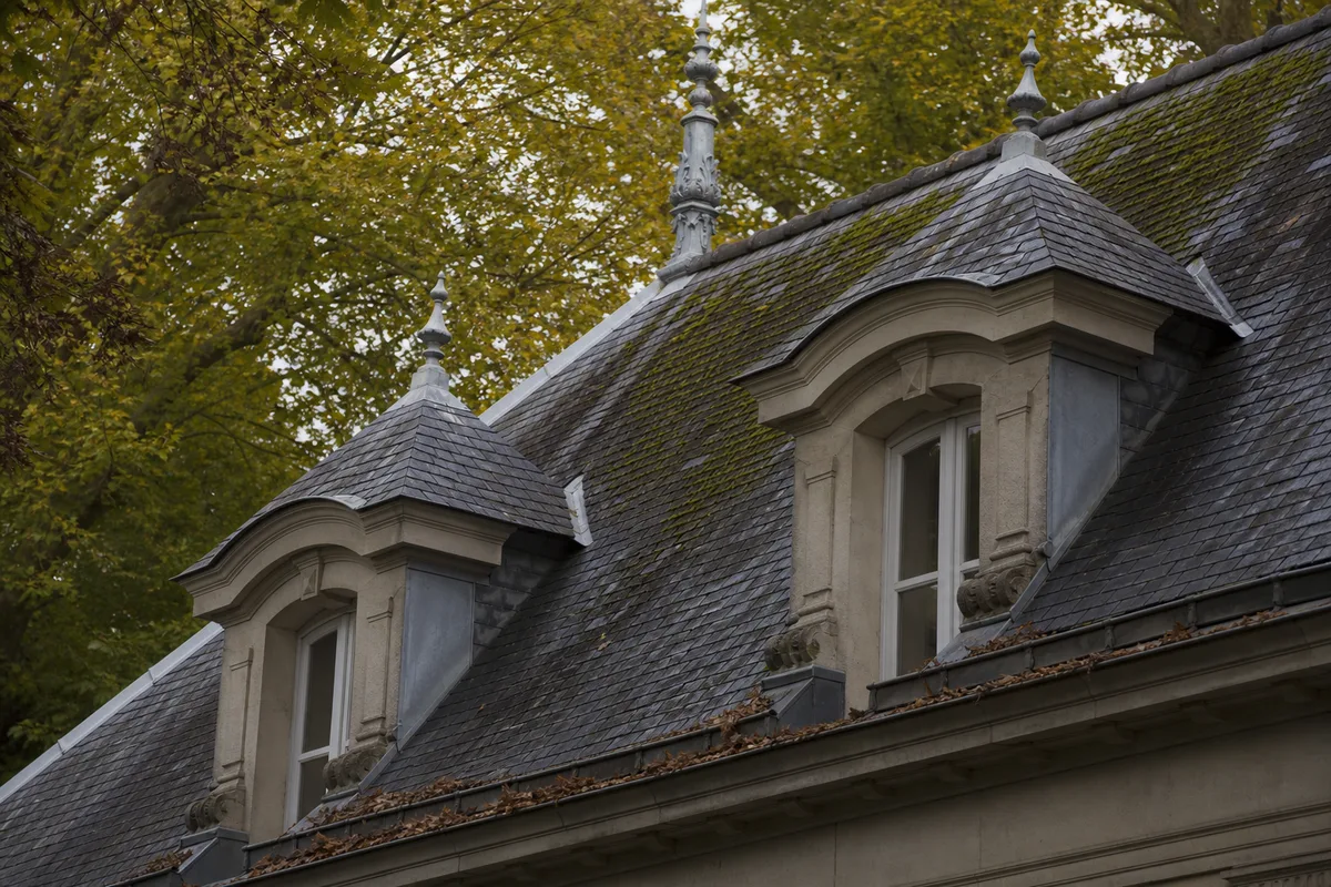 Villa ancienne en ardoise avec lucarnes et zinguerie ouvragée dans l&rsquo;ouest francilien