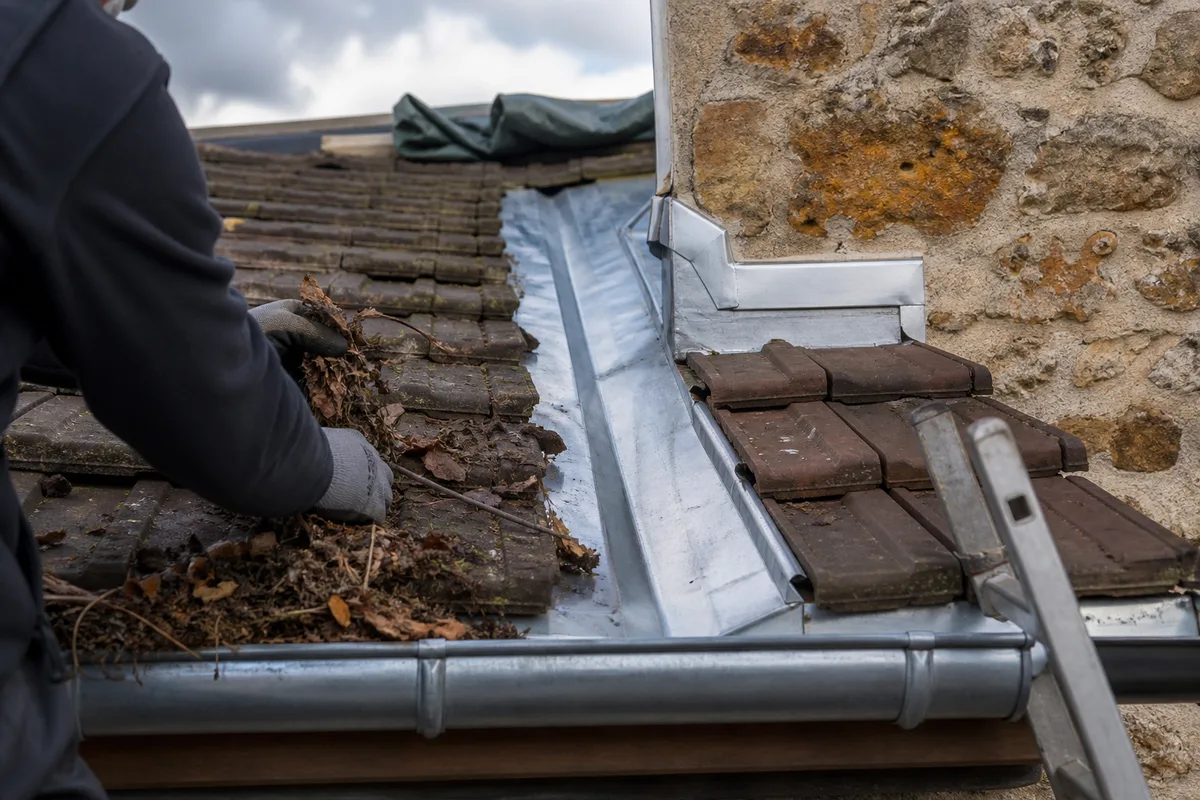 Noue en zinc et gouttière remises au propre sur la toiture d&rsquo;un pavillon des Yvelines