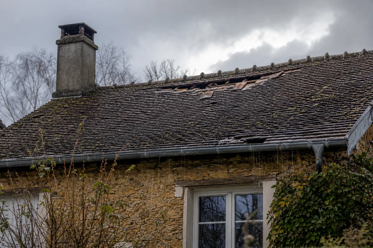 Fuites et urgences toiture : agir vite dans les Yvelines